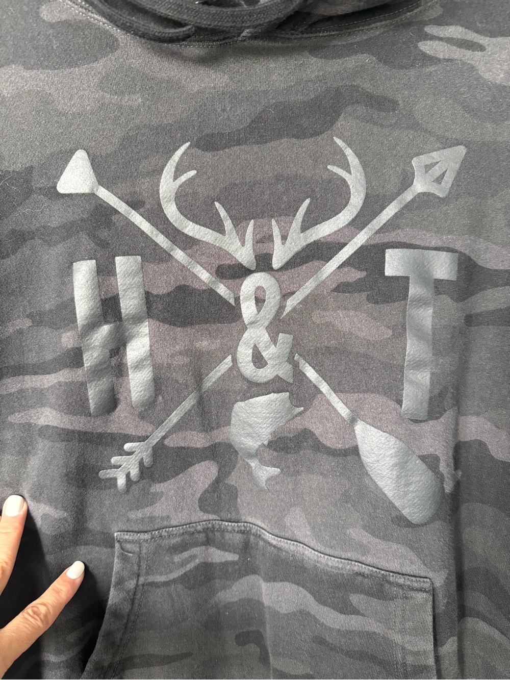 Hooked & Tagged Men’s Charcoal Gray Camo Pullover Hoodie Medium - Picture 4 of 5